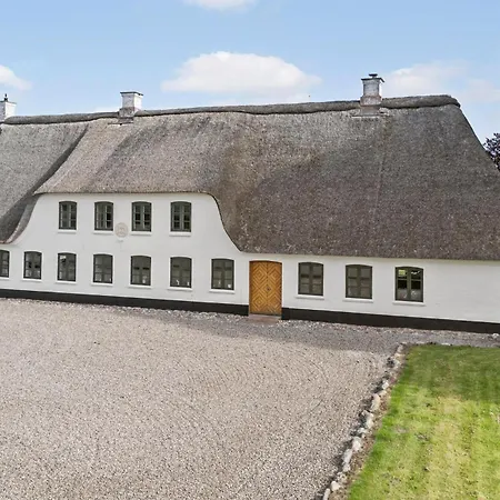 Six-bedroom In Hébergement de vacances *
