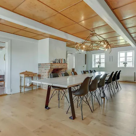 Six-bedroom In