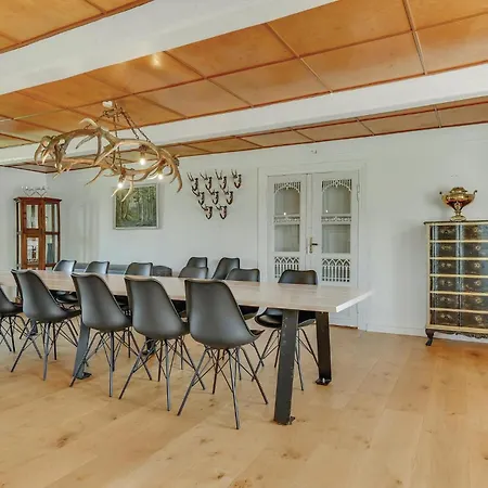 Six-bedroom In Hébergement de vacances