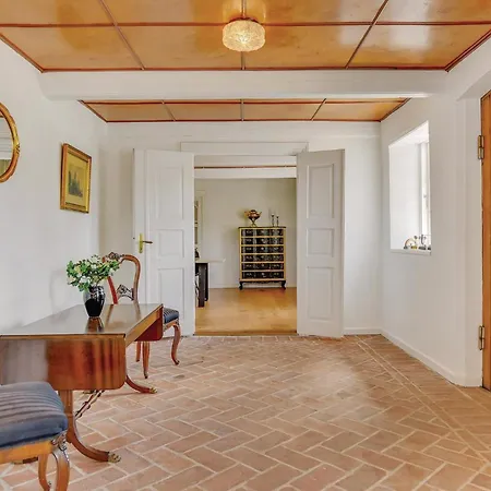 Six-bedroom In *
