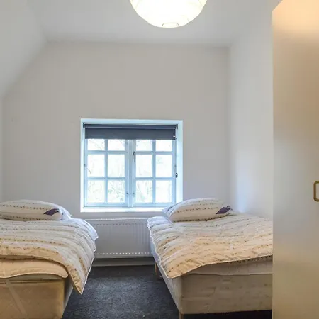 Six-bedroom In Hébergement de vacances *